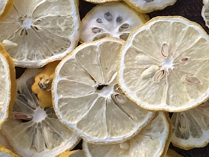 Lemon slices dried by microwave vacuum at low temperature