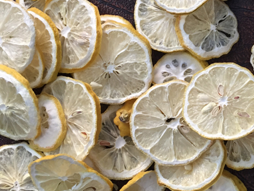 Dry lemon slices dried by microwave vacuum at low temperature